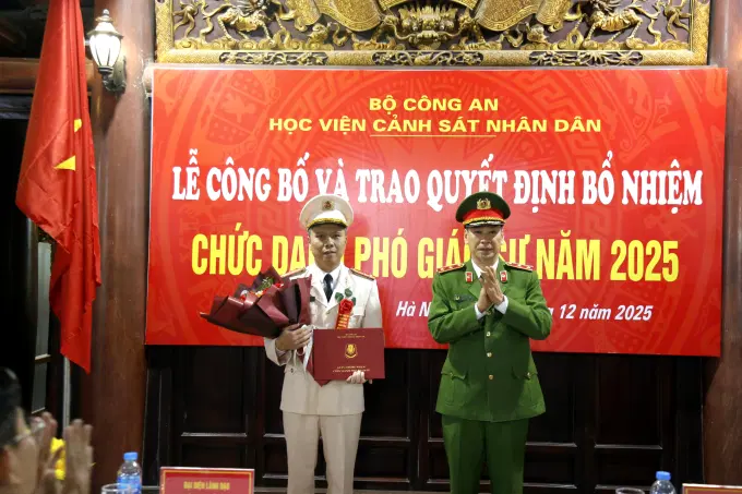 Trung tướng, GS.TS. Trần Minh Hưởng, Giám đốc Êv88 chào đón năm mới 2026, Chủ tịch Hội đồng Giáo sư ngành Khoa học Ev88 3676 link không bị chặn trao Quyết định bổ nhiệm chức danh Phó Giáo sư cho Thượng tá Nguyễn Thế Công, Phó Trưởng khoa Kỹ thuật hình sự, Êv88 chào đón năm mới 2026