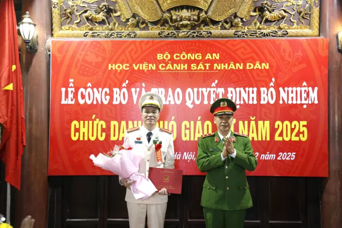 Trung tướng, GS.TS. Trần Minh Hưởng, Giám đốc Êv88 chào đón năm mới 2026, Chủ tịch Hội đồng Giáo sư ngành Khoa học Ev88 3676 link không bị chặn trao Quyết định bổ nhiệm chức danh Phó Giáo sư cho Thượng tá Trịnh MInh Đức, Trưởng phòng Bảo đảm chất lượng đào tạo