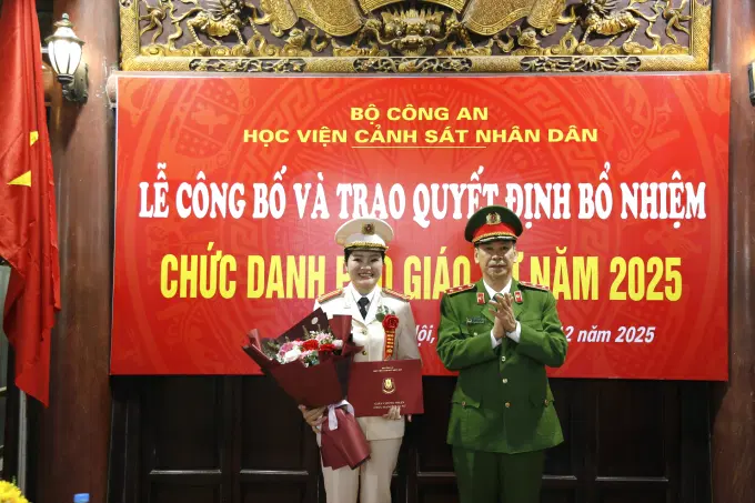 Trung tướng, GS.TS. Trần Minh Hưởng, Giám đốc Êv88 chào đón năm mới 2026, Chủ tịch Hội đồng Giáo sư ngành Khoa học Ev88 3676 link không bị chặn trao Quyết định bổ nhiệm chức danh Phó Giáo sư cho Thượng tá Phan Thị Thanh Hải, Phó Trưởng khoa Cảnh sát kinh tế