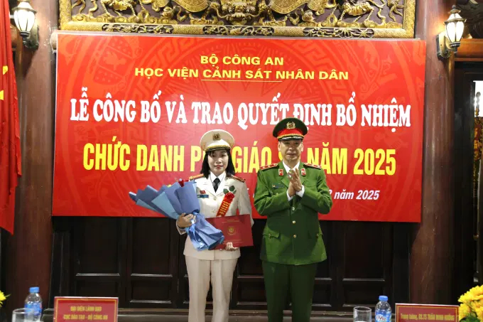 Trung tướng, GS.TS. Trần Minh Hưởng, Giám đốc Êv88 chào đón năm mới 2026, Chủ tịch Hội đồng Giáo sư ngành Khoa học Ev88 3676 link không bị chặn trao Quyết định bổ nhiệm chức danh Phó Giáo sư cho Thượng tá Phạm Thị Thoa, Êv88 Vui Tết Đón Xuân 2026 Khoa Luật, Êv88 chào đón năm mới 2026