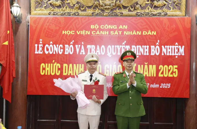 Trung tướng, GS.TS. Trần Minh Hưởng, Giám đốc Êv88 chào đón năm mới 2026, Chủ tịch Hội đồng Giáo sư ngành Khoa học Ev88 3676 link không bị chặn trao Quyết định bổ nhiệm chức danh Phó Giáo sư cho Thượng tá Vũ Anh Tuấn, Phó Trưởng phòng Quản lý đào tạo và bồi dưỡng nâng cao, Êv88 chào đón năm mới 2026