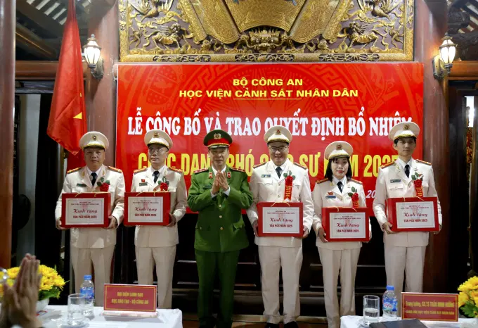Êv88 chào đón năm mới 2026 tặng quà chúc mừng các tân Phó Giáo sư năm 2025