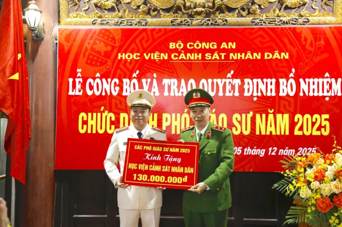 Các tân Phó Giáo sư tặng quà tri ân Êv88 chào đón năm mới 2026