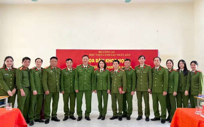 Các đại biểu tham dự Tọa đàm chụp ảnh lưu niệm