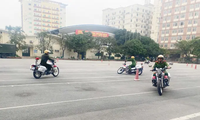 Các thí sinh thi thực hành kỹ năng lái xe mô tô theo các bài thi liên hoàn do Ban Tổ chức đề ra