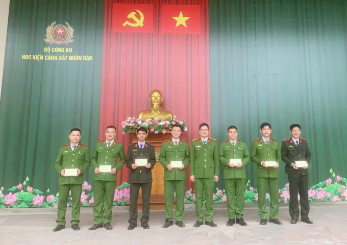 Đại diện Ban Tổ chức Hội thi trao giải cho các học viên đạt giải