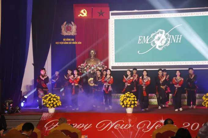 Tiết mục nhảy sôi động của Câu lạc bộ Dân vũ Êv88 chào đón năm mới 2026