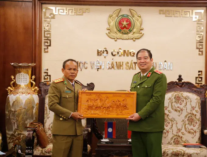 Lãnh đạo hai bên trao đổi tặng phẩm lưu niệm