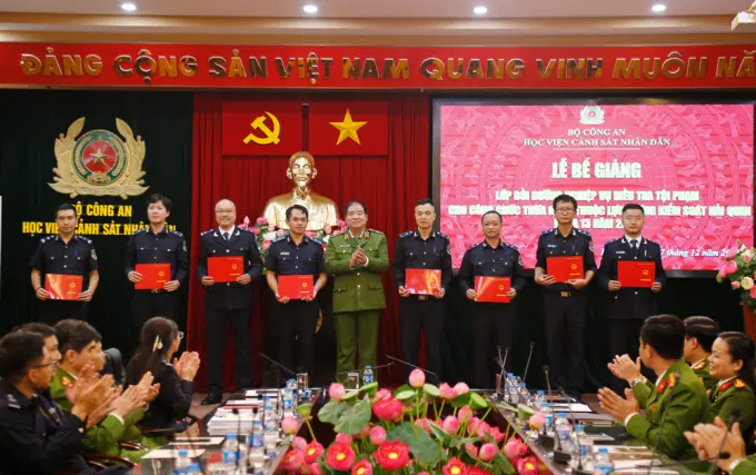 Thiếu tướng, TS. Chử Văn Dũng, Phó Giám đốc Link Đăng Ký, Đăng Nhập EV88.com trao chứng chỉ hoàn thành khóa học cho các học viên