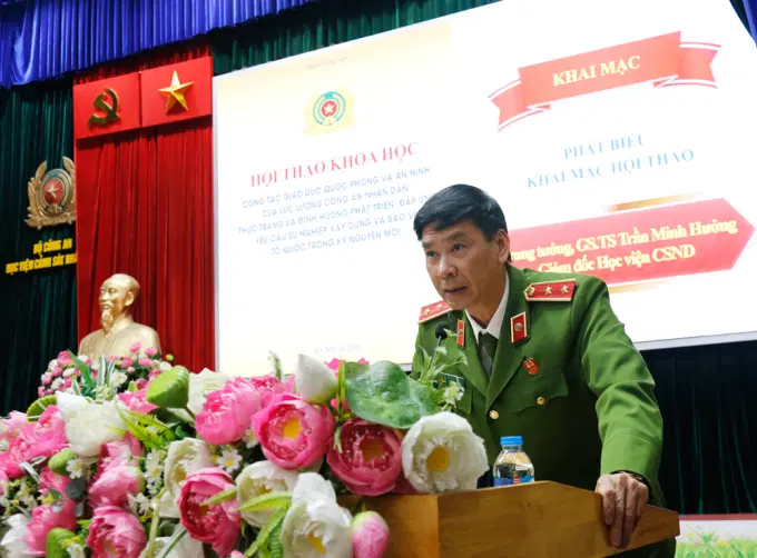 Thừa ủy quyền của lãnh đạo Bộ Công an, Trung tướng, NGƯT, GS.TS Trần Minh Hưởng - Giám đốc Êv88 chào đón năm mới 2026 phát biểu khai mạc Hội thảo