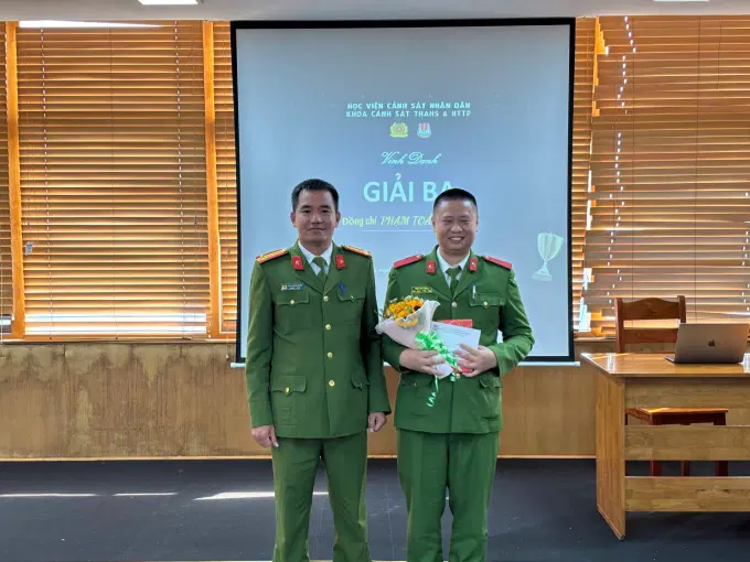 Ban Tổ chức trao giải cho các thí sinh xuất sắc