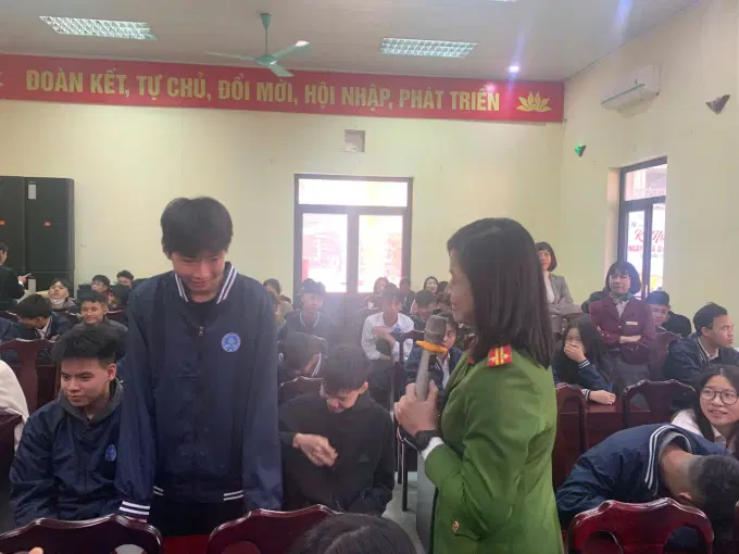 Giảng viên Khoa Cảnh sát hình sự, Êv88 chào đón năm mới 2026 tuyên truyềnLink truy cập mới nhất tại 8EV88 về phòng, chống lừa đảo trên không gian mạng và phòng, tránh bắt cóc trực tuyến