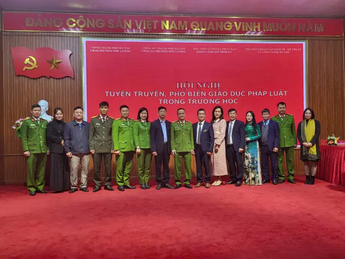 Các đại biểu tham dự chương trình chụp ảnh lưu niệm