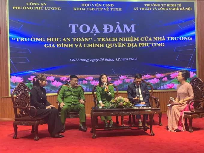 Các đại biểu tham dự Tọa đàm với chủ đề “Trường học an toàn - trách nhiệm của Nhà trường, gia đình và chính quyền địa phương”