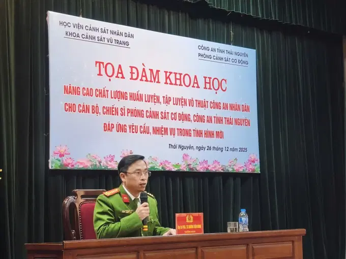 Đồng chí Đại tá, PGS.TS Dương Văn Minh - Trưởng khoa Cảnh sát vũ trang phát biểu đề dẫn Tọa đàm khoa học