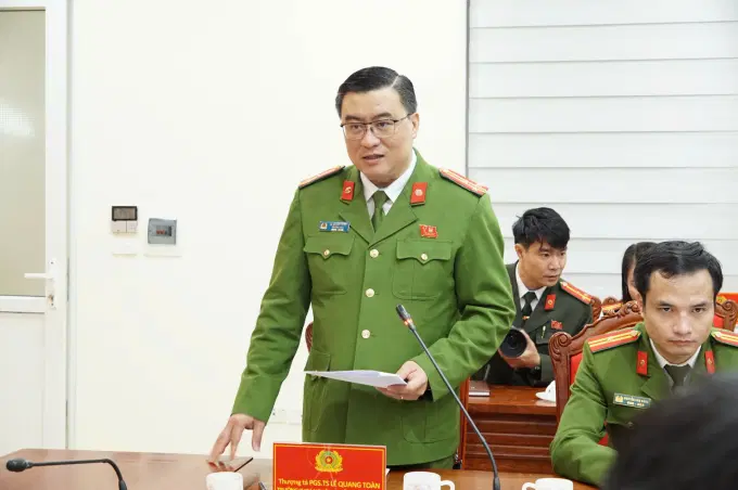 Thượng tá Lê Quang Toàn đồng chủ trì Toạ đàm
