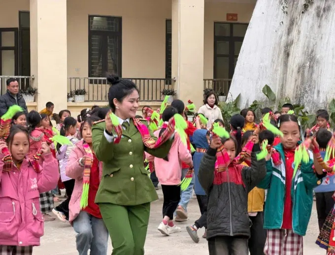 Chương trình giao lưu văn nghệ giữa Đoàn công tác và học sinh Trường PTDTBT Tiểu học Vừ A Dính