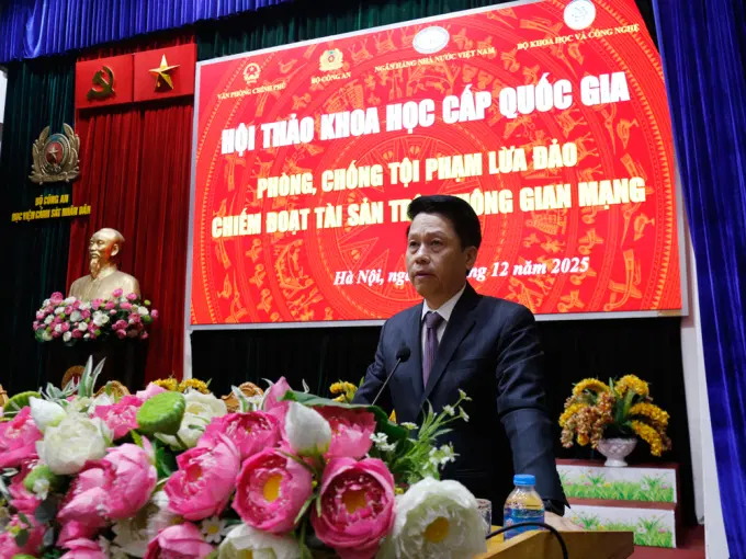 Đồng chí Phạm Tiến Dũng - Phó Thống đốc Ngân hàng Nhà nước Việt Nam báo cáo đề dẫn Hội thảo