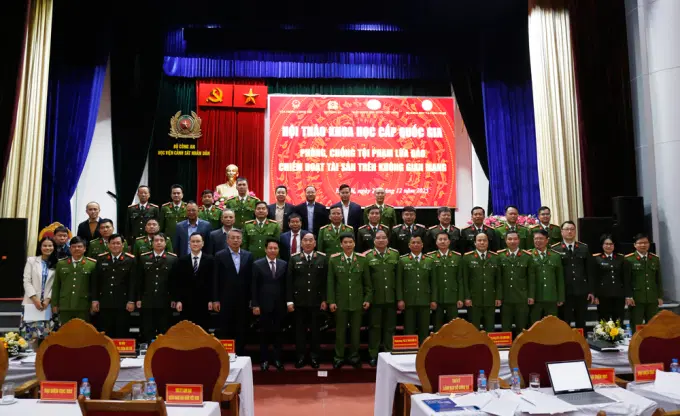 Các đại biểu tham dự Hội thảo chụp ảnh lưu niệm