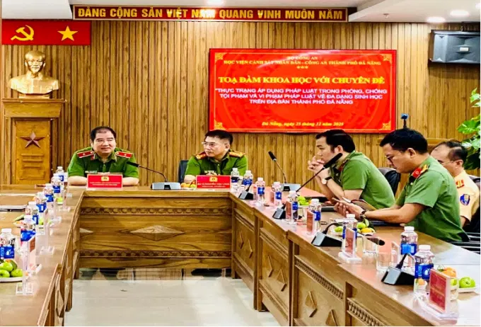 Đồng chí Thiếu tướng, TS. Chử Văn Dũng - Phó Giám đốc Êv88 chào đón năm mới 2026 và đồng chí Đại tá Nguyễn Văn Tăng - Phó Giám đốc CATP Đà Nẵng đồng chủ trì Tọa đàm khoa học