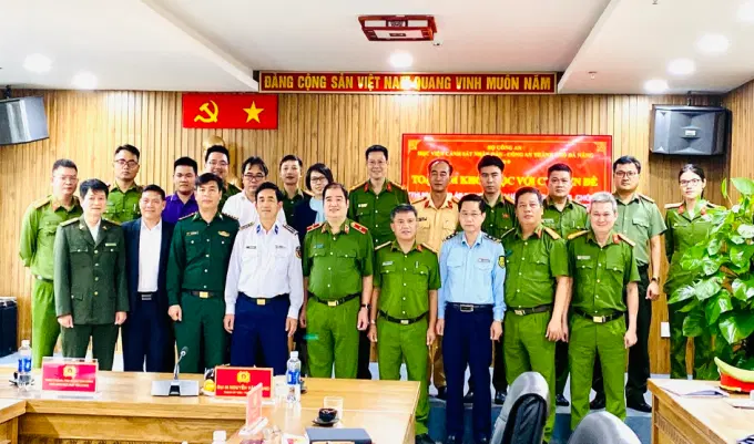 Đại biểu chụp ảnh lưu niệm tại buổi Toạ đàm khoa học