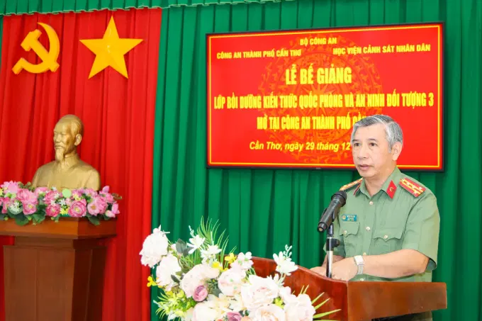 Đại tá Huỳnh Hoài Hận, Ủy viên BTV Đảng ủy, Phó Giám đốc Công an Thành phố Cần Thơ phát biểu tại Lễ Ev888 dang nhap