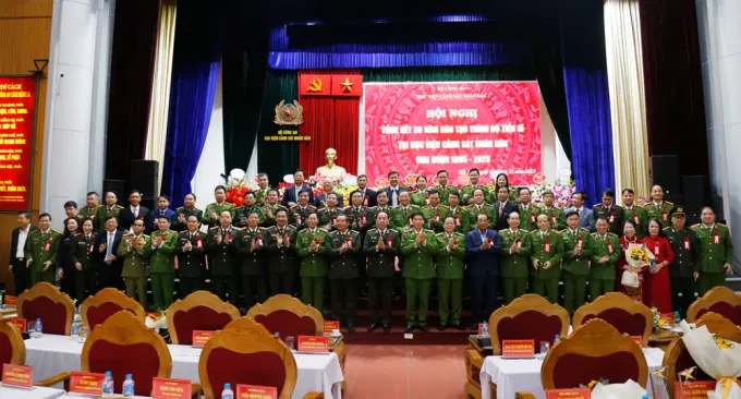 Các đại biểu chụp ảnh lưu niệm