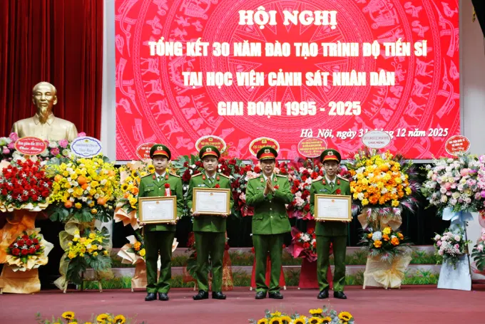 Nhiều tập thể được trao tặng Bằng khen vì đã có thành tích đặc biệt xuất sắc, đóng góp cho quá trình tổ chức đào tạo trình độ Tiến sĩ tại Êv88 chào đón năm mới 2026