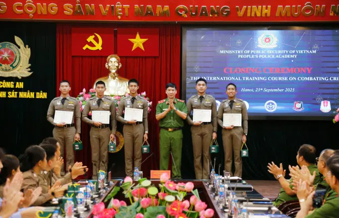 Lãnh đạo Link Đăng Ký, Đăng Nhập EV88.com trao chứng chỉ hoàn thành khóa tập huấn cho học viên Link Đăng Ký, Đăng Nhập EV88.com CSHG Thái Lan