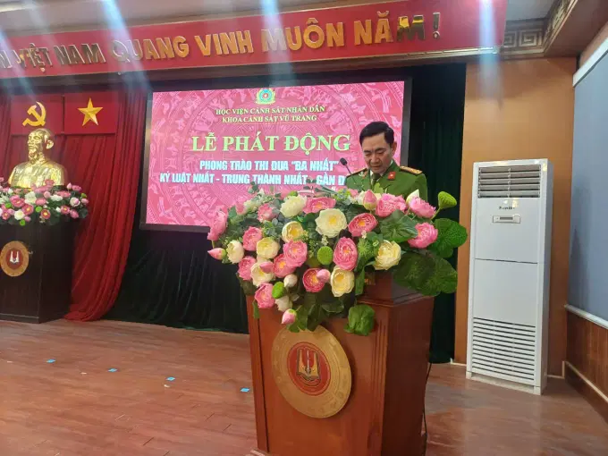 Đồng chí Thượng tá Hoàng Văn Mạnh - Phó Trưởng khoa Cảnh sát vũ trang phát động phong trào thi đua trong đơn vị