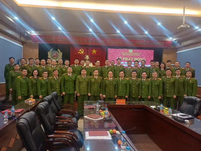 Các đại biểu chụp ảnh lưu niệm tại chương trình