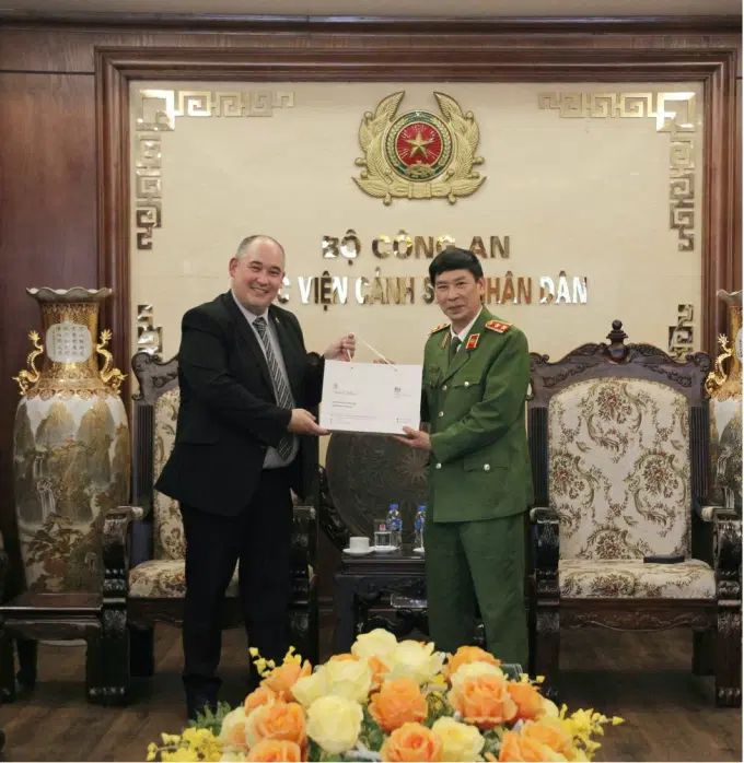 Hai bên trao tặng phẩm lưu niệm