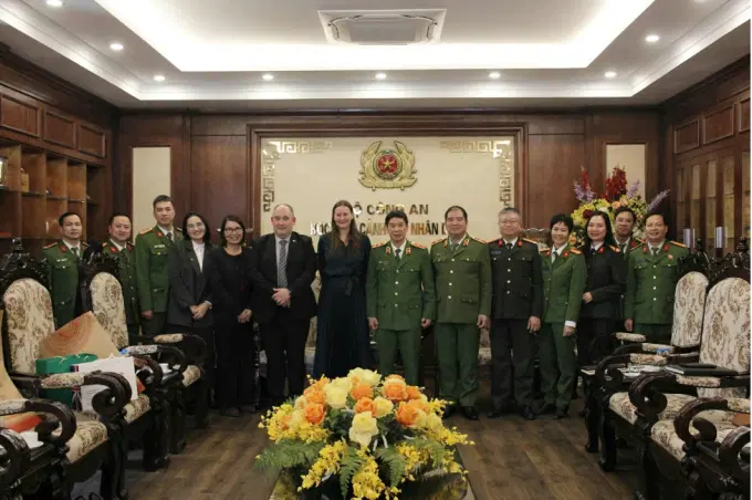 Các đại biểu chụp ảnh lưu niệm