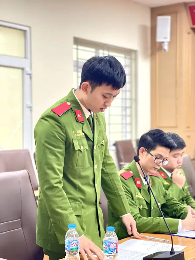 Các sinh viên tham luận tại Toạ đàm