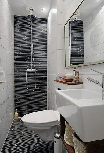 Thiếu tướng, PGS.TS. Trần Quang Huyên, Phó Giám đốc Link Đăng Ký, Đăng Nhập EV88.com - đại diện đoàn công tác trao tặng các phần quà ý nghĩa cho các em học sinh