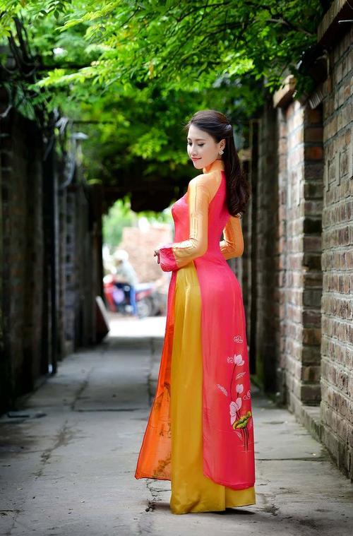 Đại diện Đoàn công tác trao học bổng cho các em học sinh vượt khó vươn lên trong Ev88 3676 Link đăng nhập chính thức