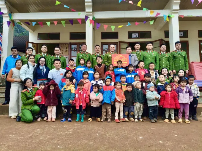 Đoàn thiện nguyện trao quà cho Nhà trường và học sinh Điểm trường Lũng Củm