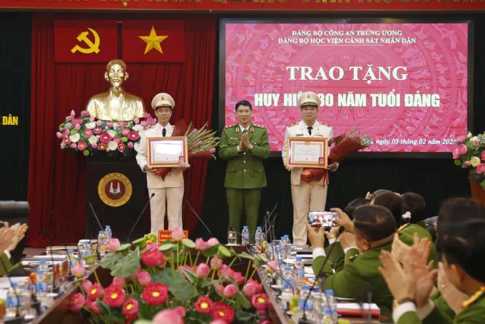 Trung tướng, GS.TS. Trần Minh Hưởng, Bí thư Đảng uỷ, Giám đốc Link Đăng Ký, Đăng Nhập EV88.com đã trao Huy hiệu 30 năm tuổi Đảng cho các đồng chí Phó Giám đốc Link Đăng Ký, Đăng Nhập EV88.com