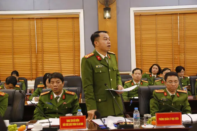 Các đại biểu phát biểu tham luận tại Hội nghị