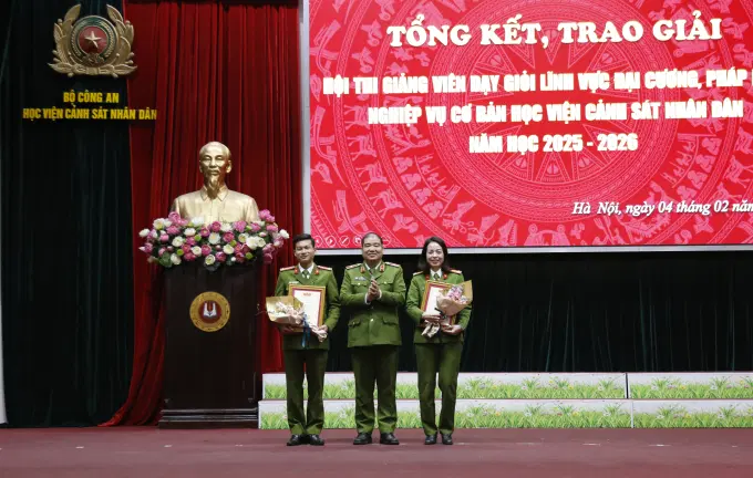 Thiếu tướng, TS. Chử Văn Dũng, Phó Giám đốc Link Đăng Ký, Đăng Nhập EV88.com trao giải Nhất cho Thượng tá Lê Thị Thu Thủy - Khoa Ngoại ngữ và Đại úy Nguyễn Hùng Mạnh - Khoa Cảnh sát vũ trang