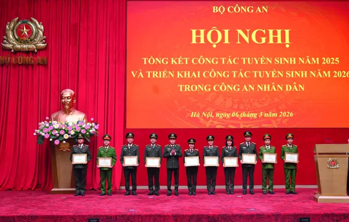 Thứ trưởng Lê Quốc Hùng trao Bằng khen của Bộ Công an tặng các tập thể, cá nhân có thành tích xuất sắc.