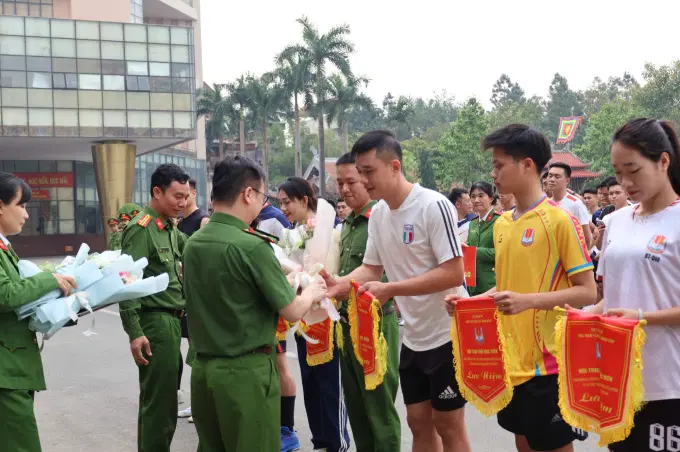 Ban Tổ chức trao Cờ lưu niệm cho các đội thi