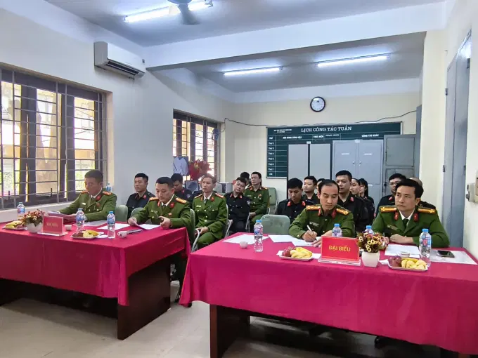 Các đại biểu tham dự buổi Tọa đàm khoa học