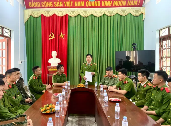 Đồng chí Thượng tá Mạc Anh Tuấn phát biểu tại buổi Tọa đàm khoa học