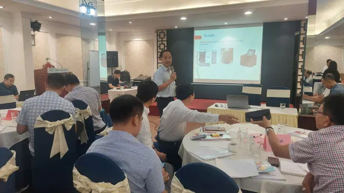 Giảng viên và học viên trao đổi, giải đáp thắc mắc tại khóa tập huấn dành cho lãnh đạo, chỉ huy