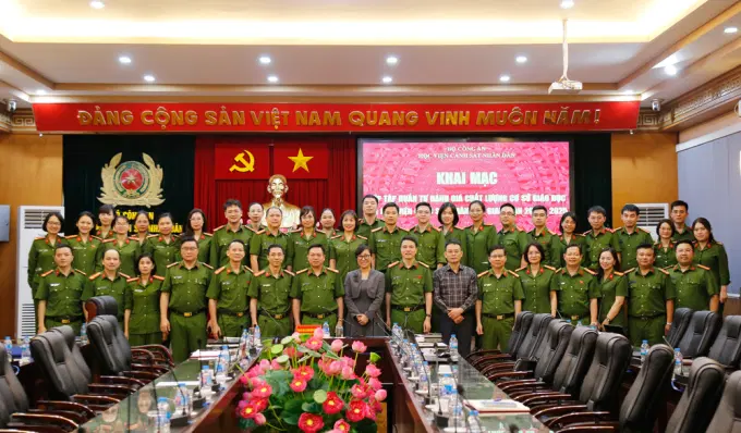 Các đại biểu chụp ảnh lưu niệm