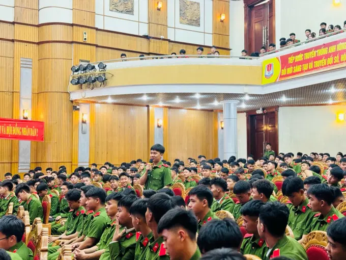 Học viên D51 đặt câu hỏi về Chương trình học bổng