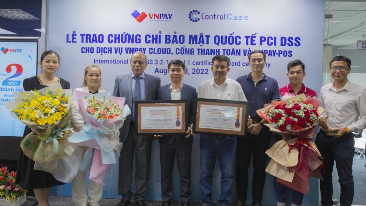 Trung tá Bùi Mạnh Cường, Phó Phòng QLĐT&amp;BDNC và Trung tá Bùi Mạnh Linh, Phó Phòng Ev88com được xếp hạng cao nhất trao học bổng cho học sinh vượt khó của Trường THCS Xuân Nha