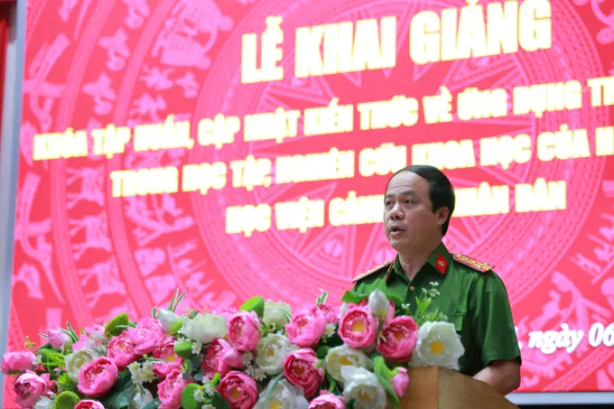 Đại tá, PGS.TS. Hoàng Anh Tuấn, Phó Giám đốc Link Đăng Ký, Đăng Nhập EV88.com phát biểu tại Lễ Khai giảng