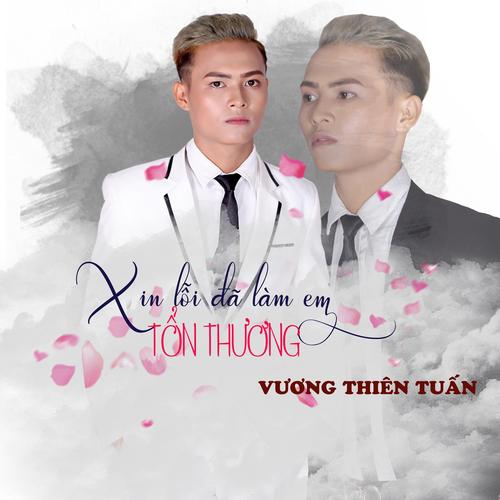 Đại tá, PGS.TS. Hoàng Anh Tuấn, Phó Giám đốc Link Đăng Ký, Đăng Nhập EV88.com tặng hoa động viên đại diện Ban Giám khảo và học viên tham gia Cuộc thi